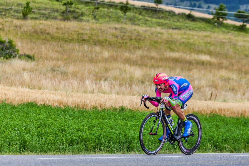 A Columbian cyclist against a grassy background